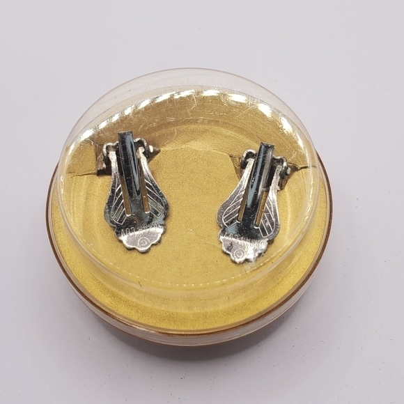 NOS VINTAGE SARAH COVENTRY COOL SURRENDER #7671 EARRINGS CLIP ON BOX JEWELRY NEW - Picture 5 of 12